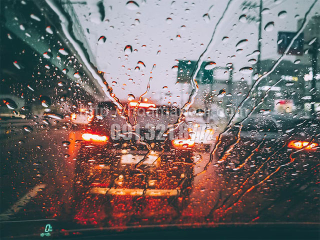 Cách khắc phục kính xe ô tô bị mờ khi gặp trời mưa